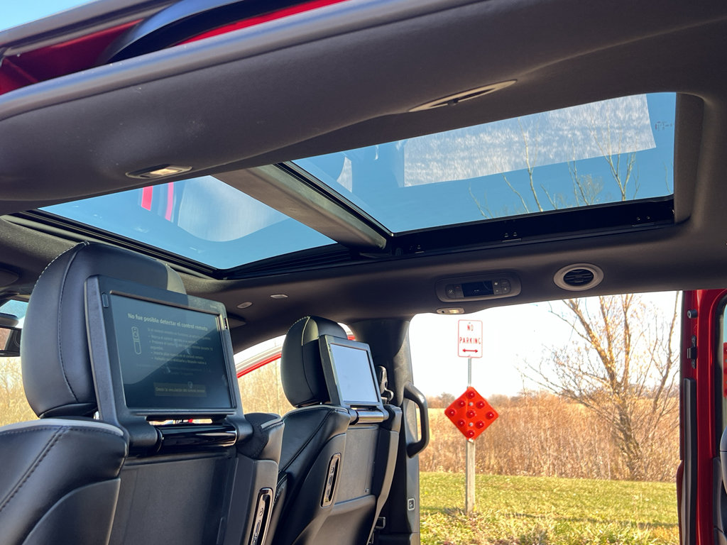 Used 2026 Chrysler Pacifica Limited w/ Uconnect Theater Family Group image 40