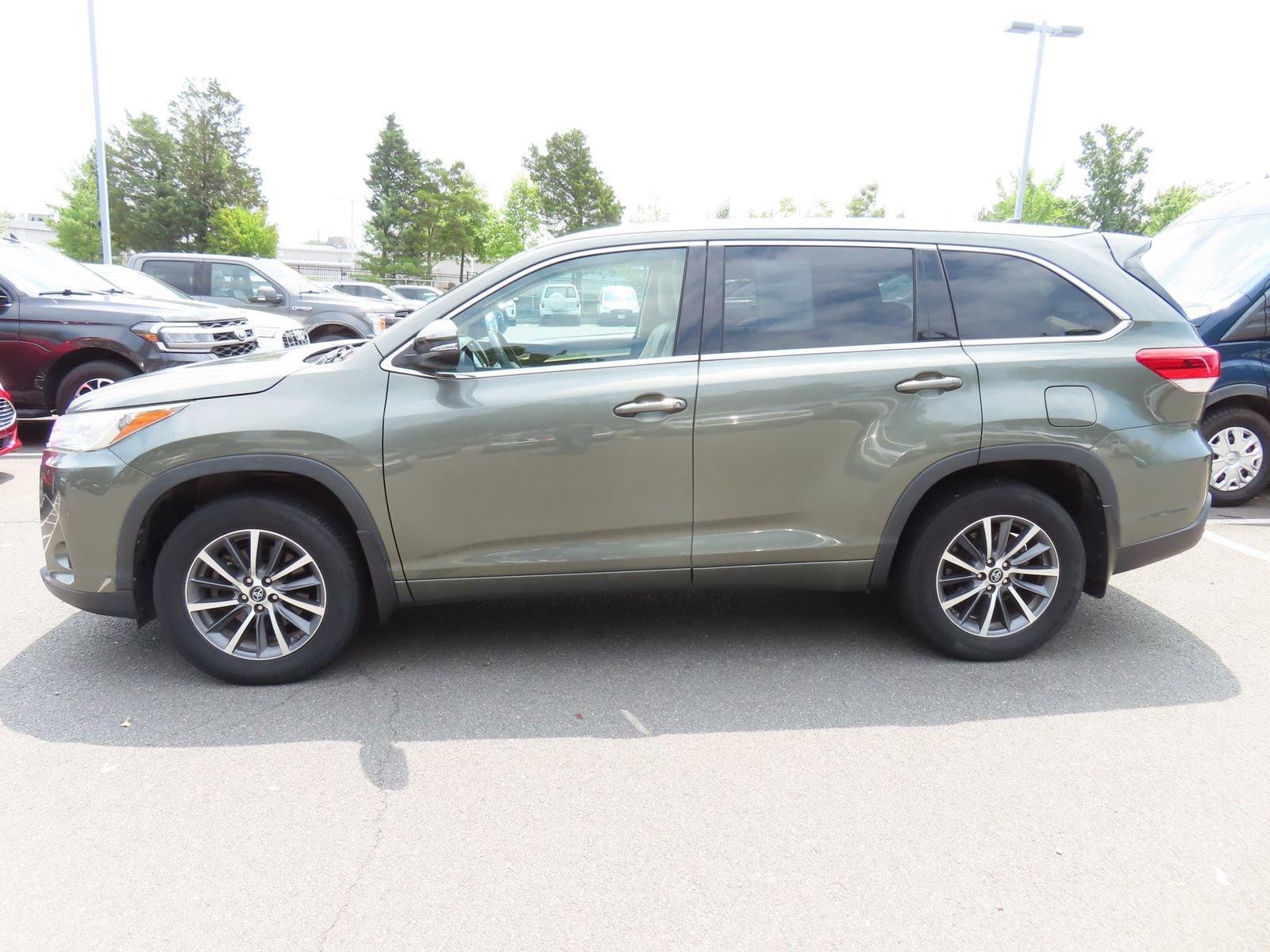 Used 2018 Toyota Highlander XLE w/ Carpet Mat Package (TMS) AWD/4WD image 8