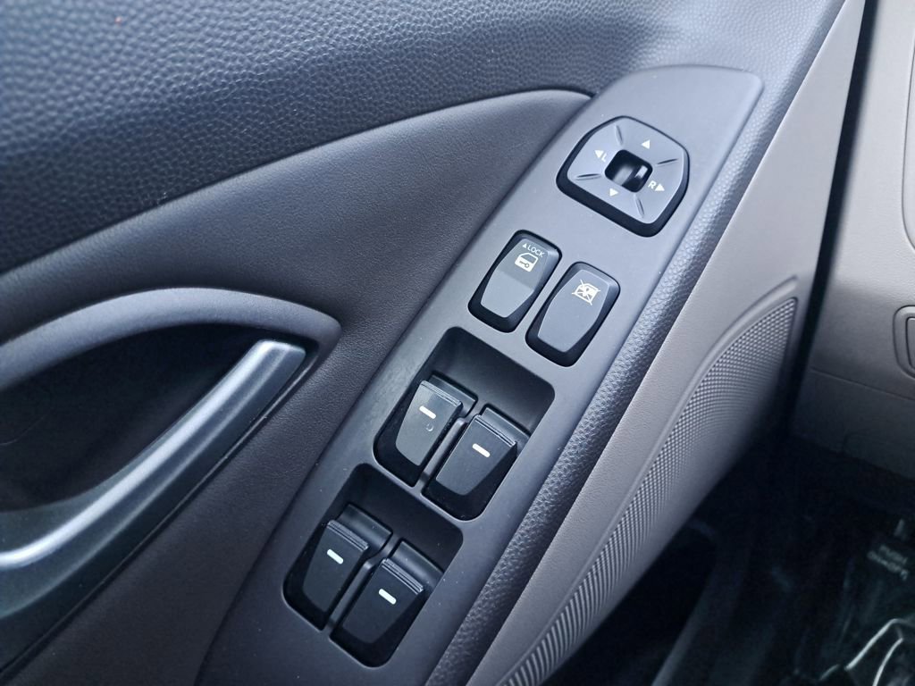 Used 2011 Hyundai Tucson GLS image 25