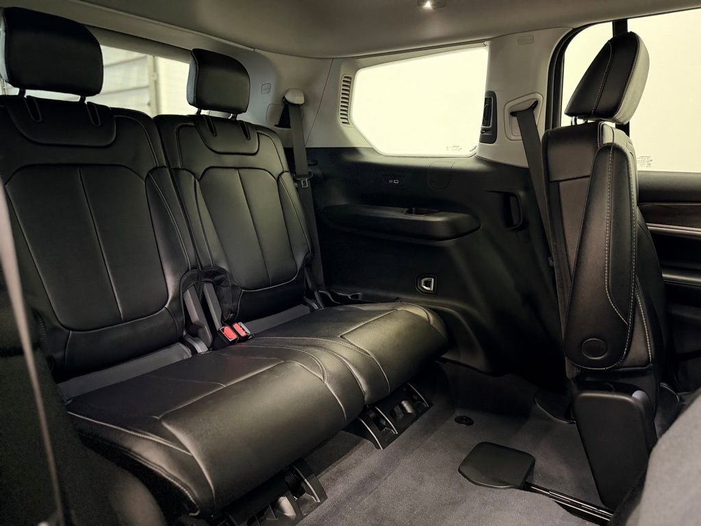 Used 2023 Jeep Grand Cherokee L Limited w/ Black Appearance Package image 23