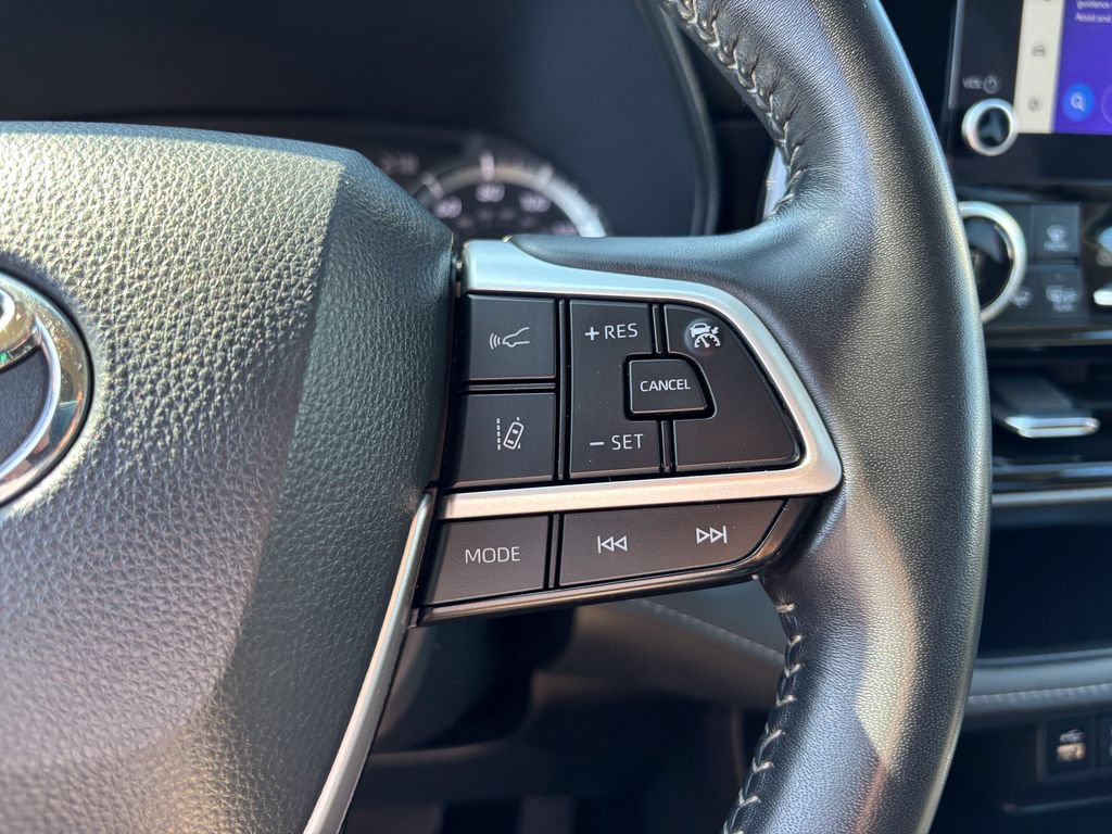 Used 2025 Toyota Highlander LE FWD image 27