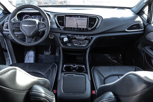 Used 2025 Chrysler Pacifica Limited image 19