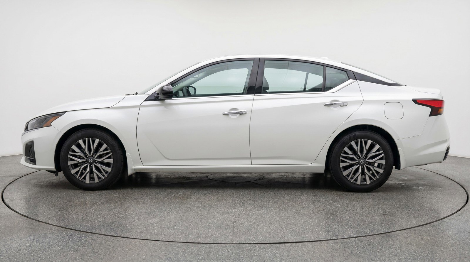 Used 2025 Nissan Altima 2.5 SV FWD image 5