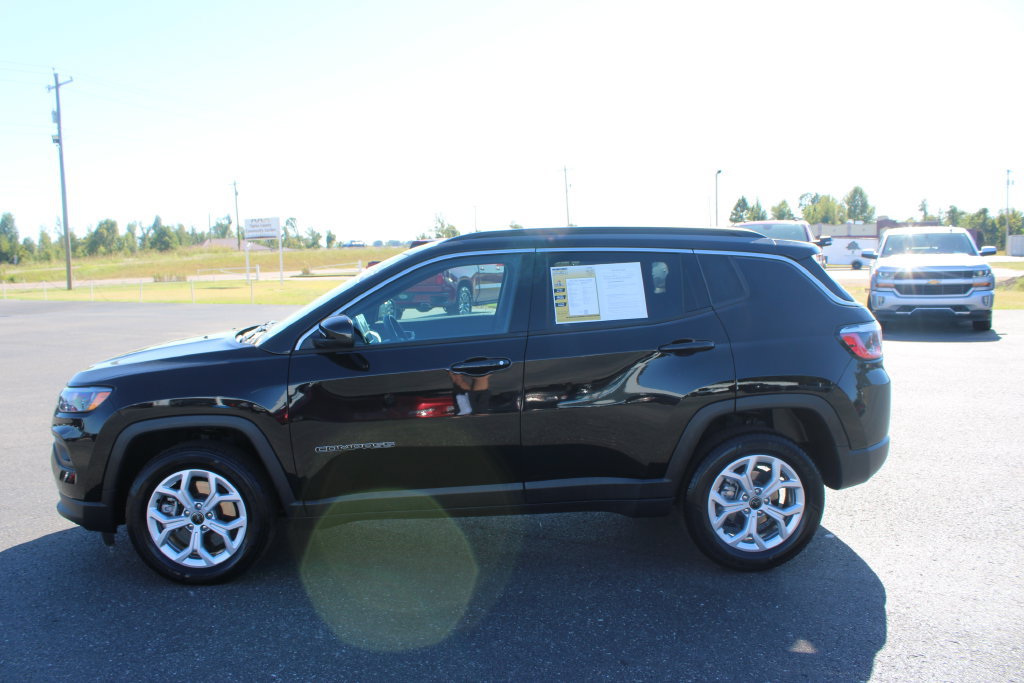 Used 2025 Jeep Compass Latitude AWD/4WD image 6
