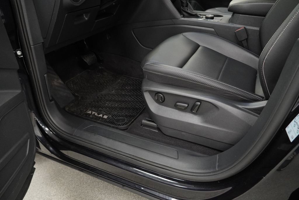 Used 2022 Volkswagen Atlas Cross Sport SE image 40