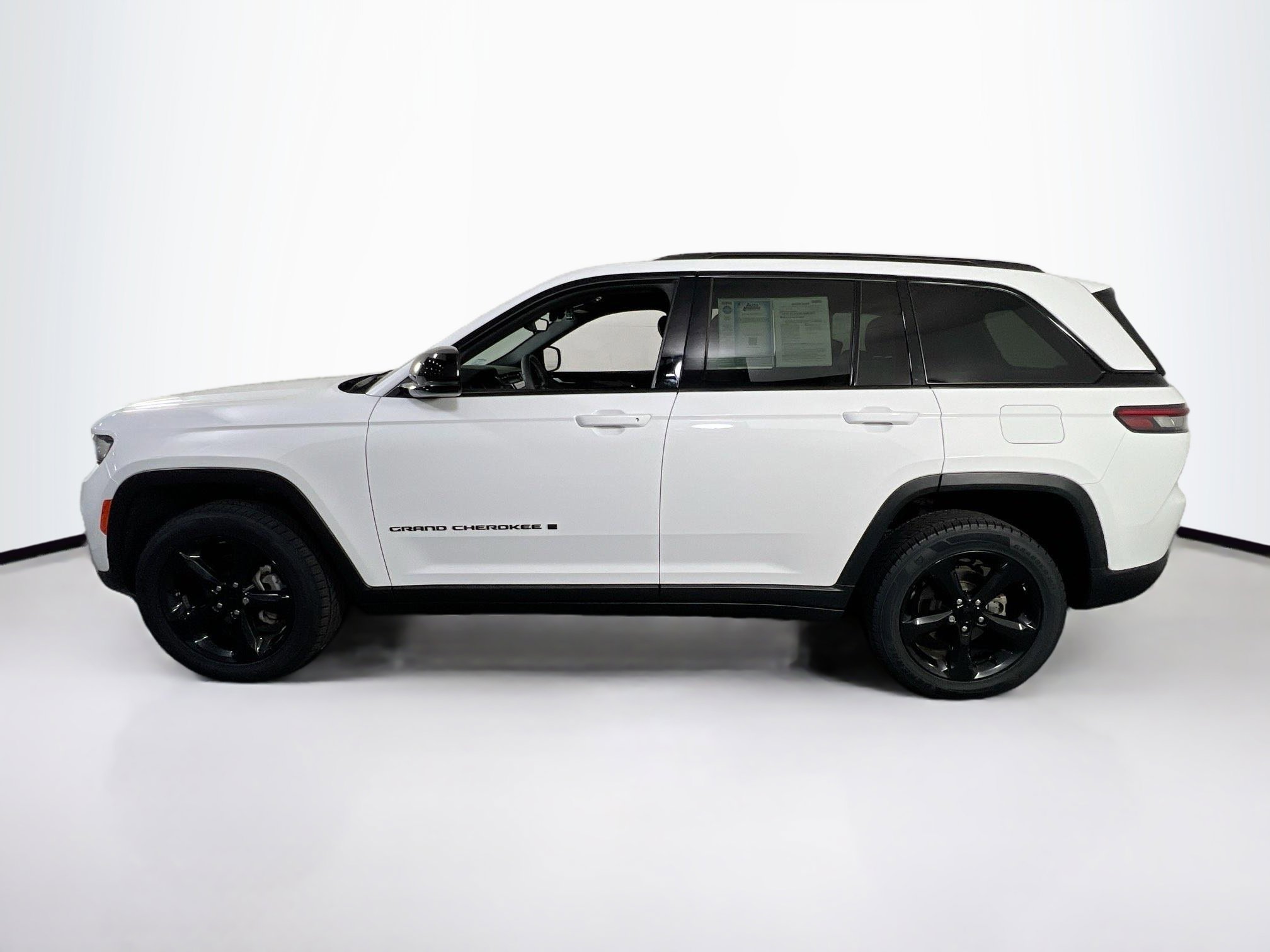Used 2023 Jeep Grand Cherokee Altitude image 8