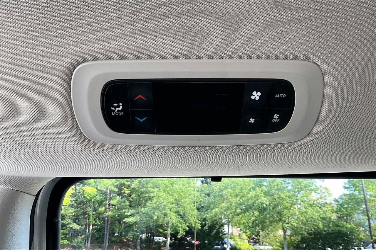 Used 2024 Chrysler Pacifica Touring-L FWD image 14