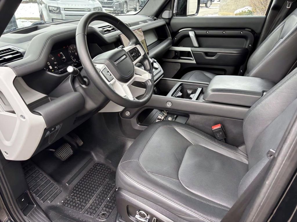 Used 2023 Land Rover Defender 130 X-Dynamic SE image 9