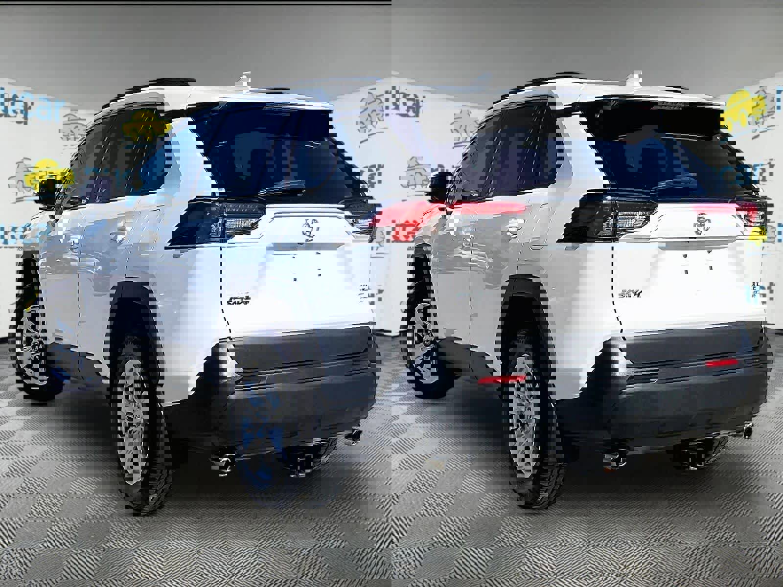 Used 2020 Toyota RAV4 XLE w/ Convenience Package image 4