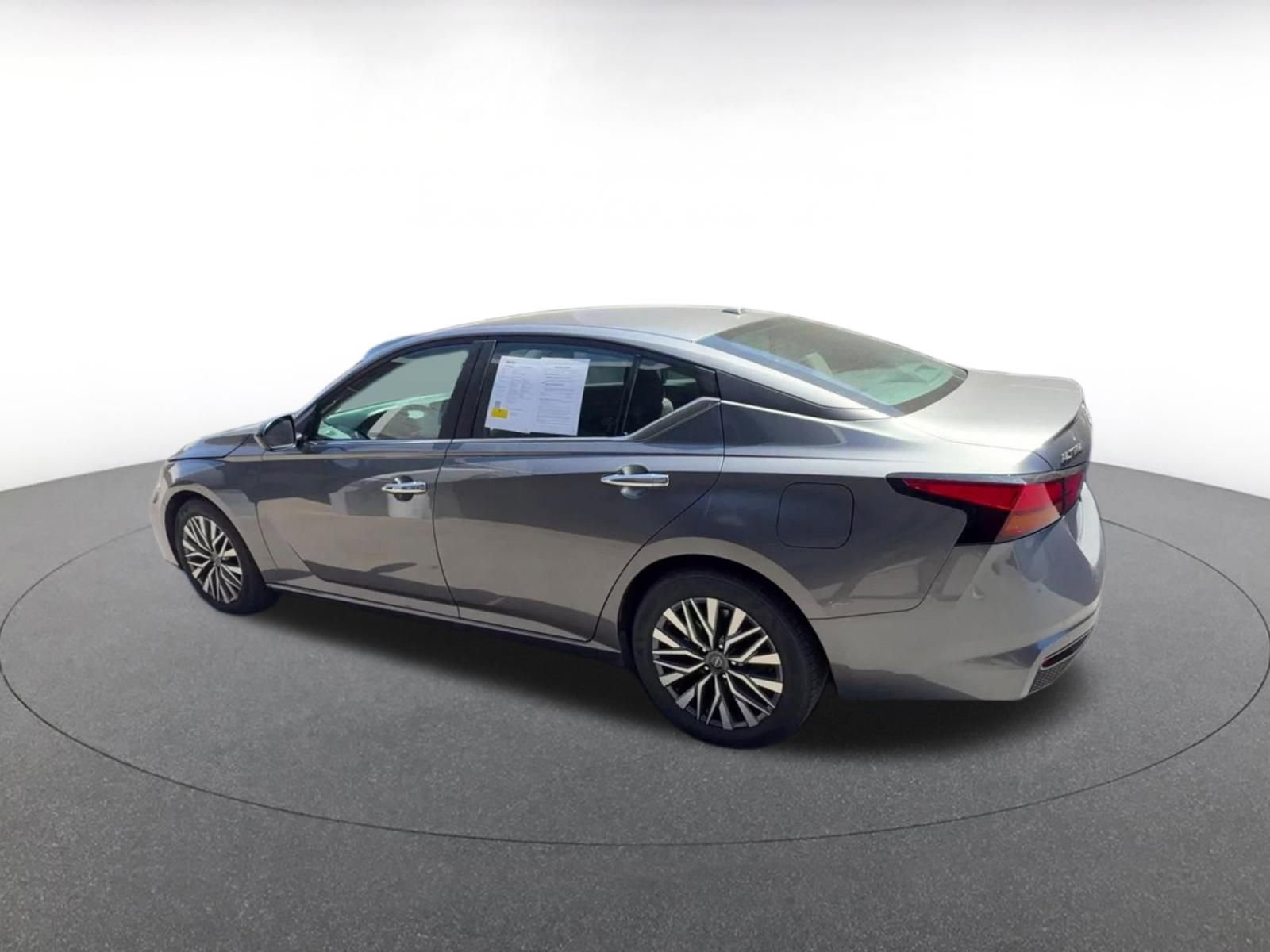Used 2025 Nissan Altima 2.5 SV FWD image 10