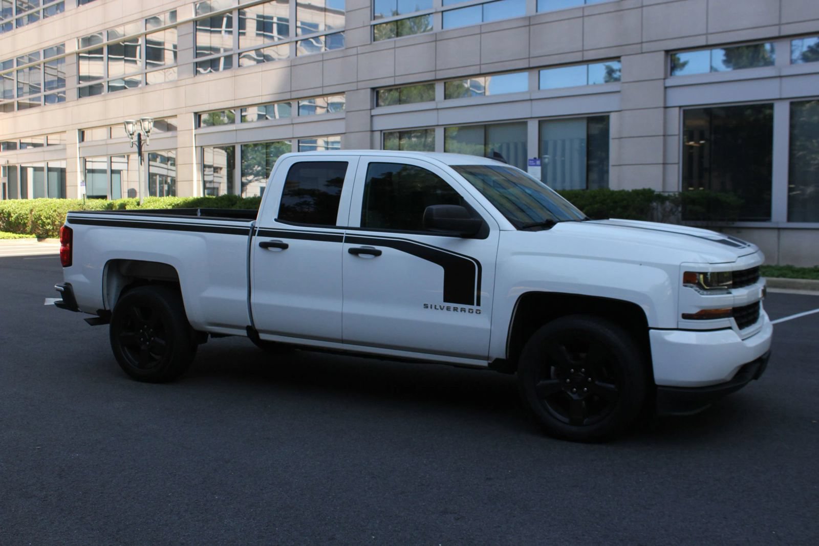 Used 2018 Chevrolet Silverado 1500 Custom RWD image 2
