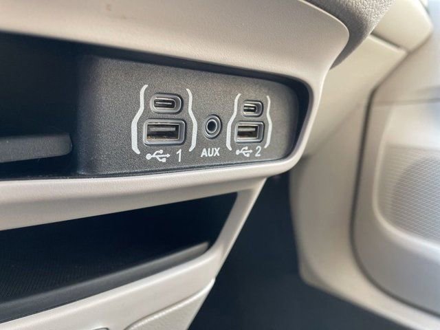 Used 2023 Chrysler Pacifica Touring-L image 18
