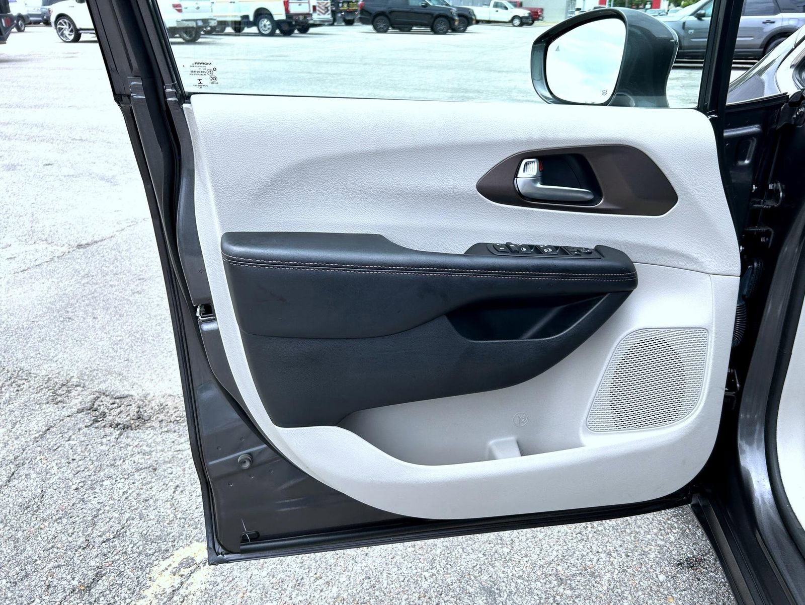 Used 2019 Chrysler Pacifica Touring Plus w/ Tire & Wheel Group FWD image 9