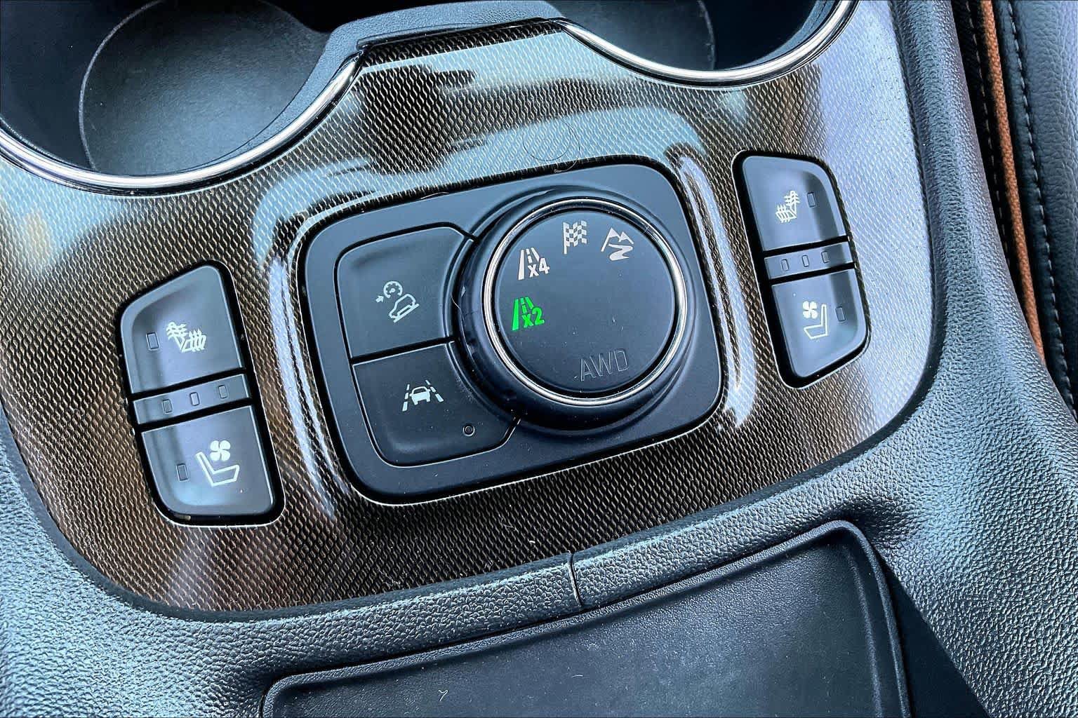 Used 2023 GMC Acadia AT4 w/ Technology Package AWD/4WD image 31