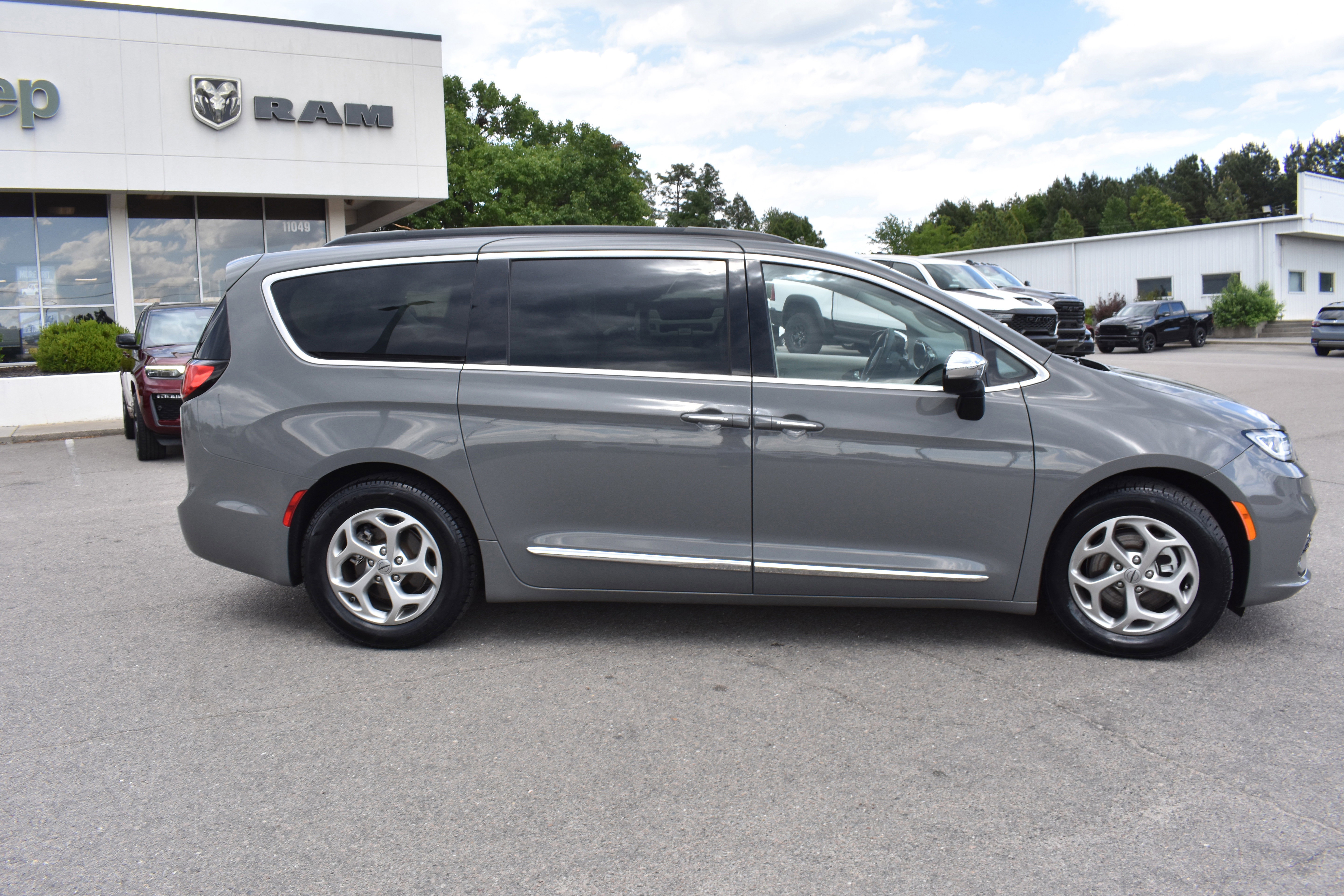 Used 2023 Chrysler Pacifica Limited FWD image 10