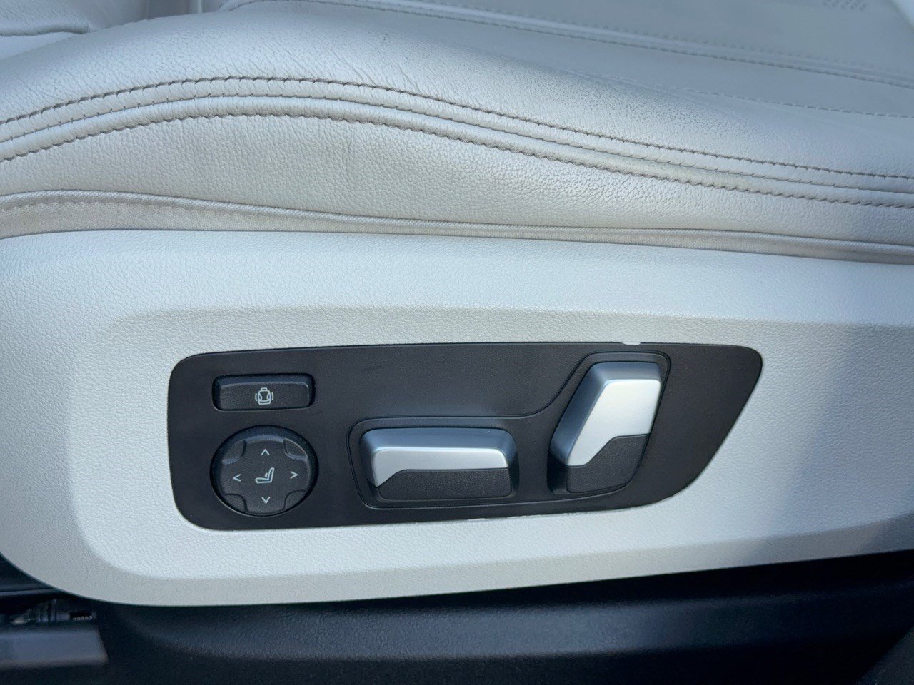 Used 2022 BMW X5 sDrive40i w/ M Sport Package RWD image 16