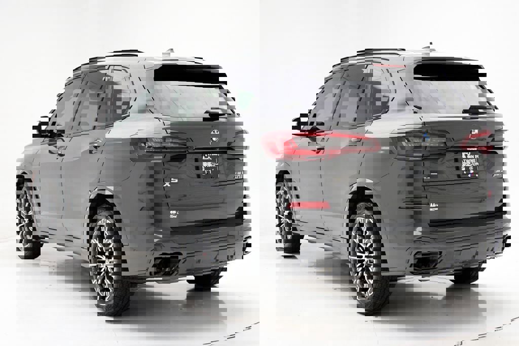 Used 2022 BMW X5 M50i w/ Executive Package image 8