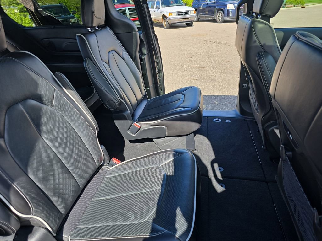 Used 2025 Chrysler Pacifica Limited FWD image 11