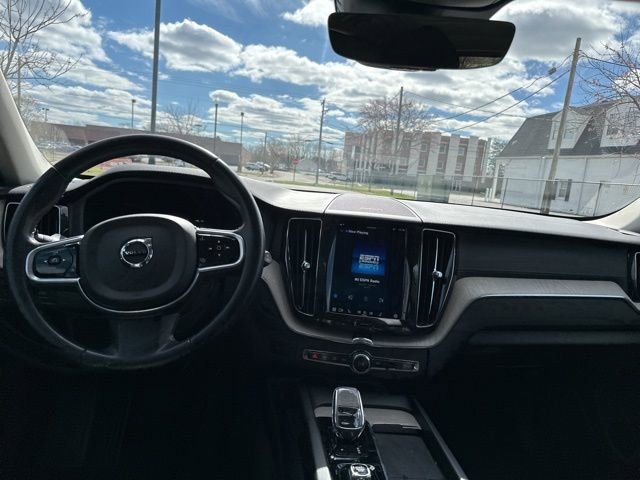 Used 2022 Volvo XC60 B5 Inscription FWD image 3