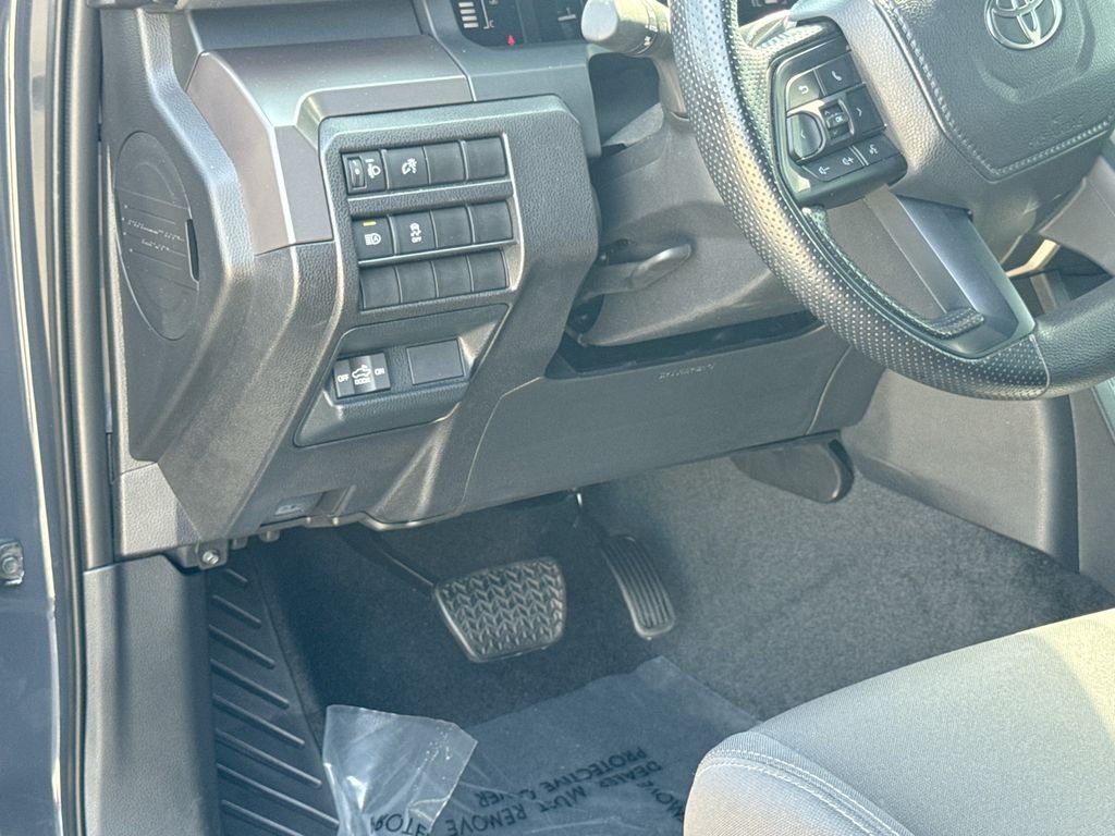 Used 2025 Toyota Tacoma SR5 AWD/4WD image 17