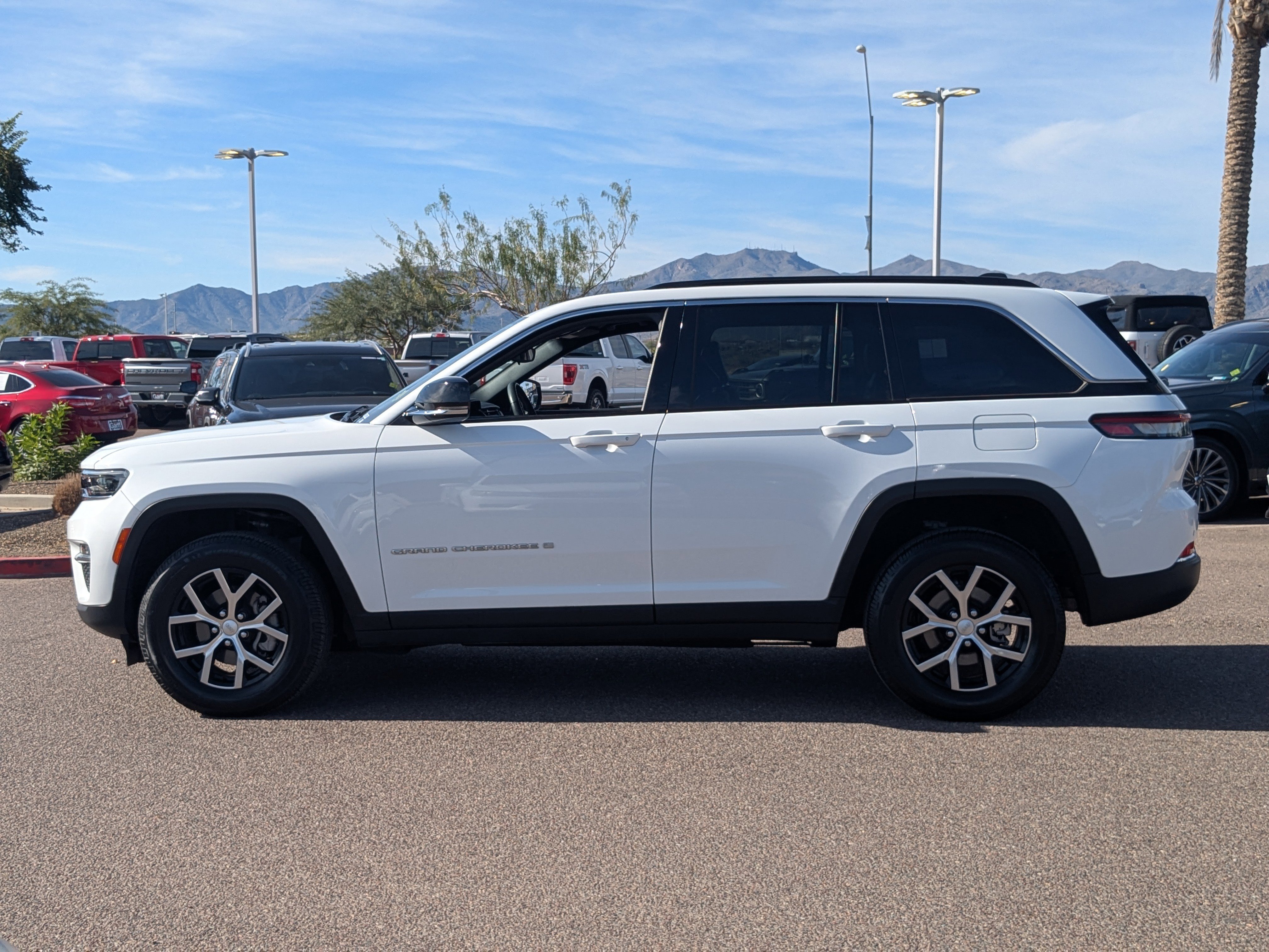 Used 2024 Jeep Grand Cherokee Limited image 6