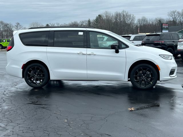 New 2026 Chrysler Pacifica Limited w/ Uconnect Theater Family Group image 51