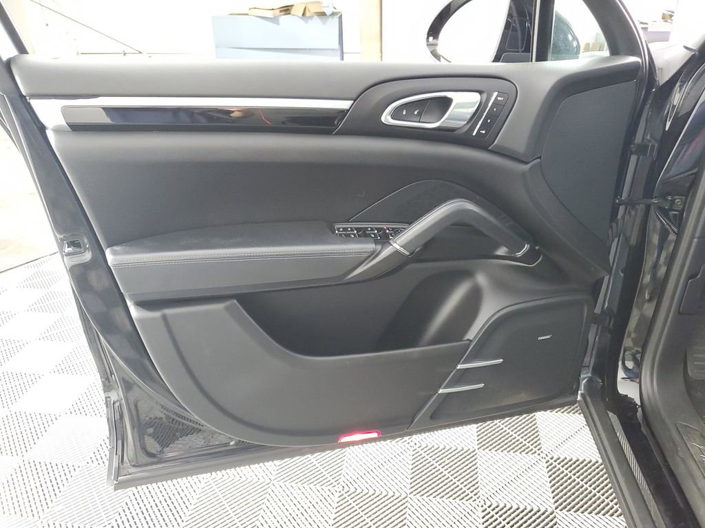 Used 2018 Porsche Cayenne Platinum Edition w/ Premium Package image 27