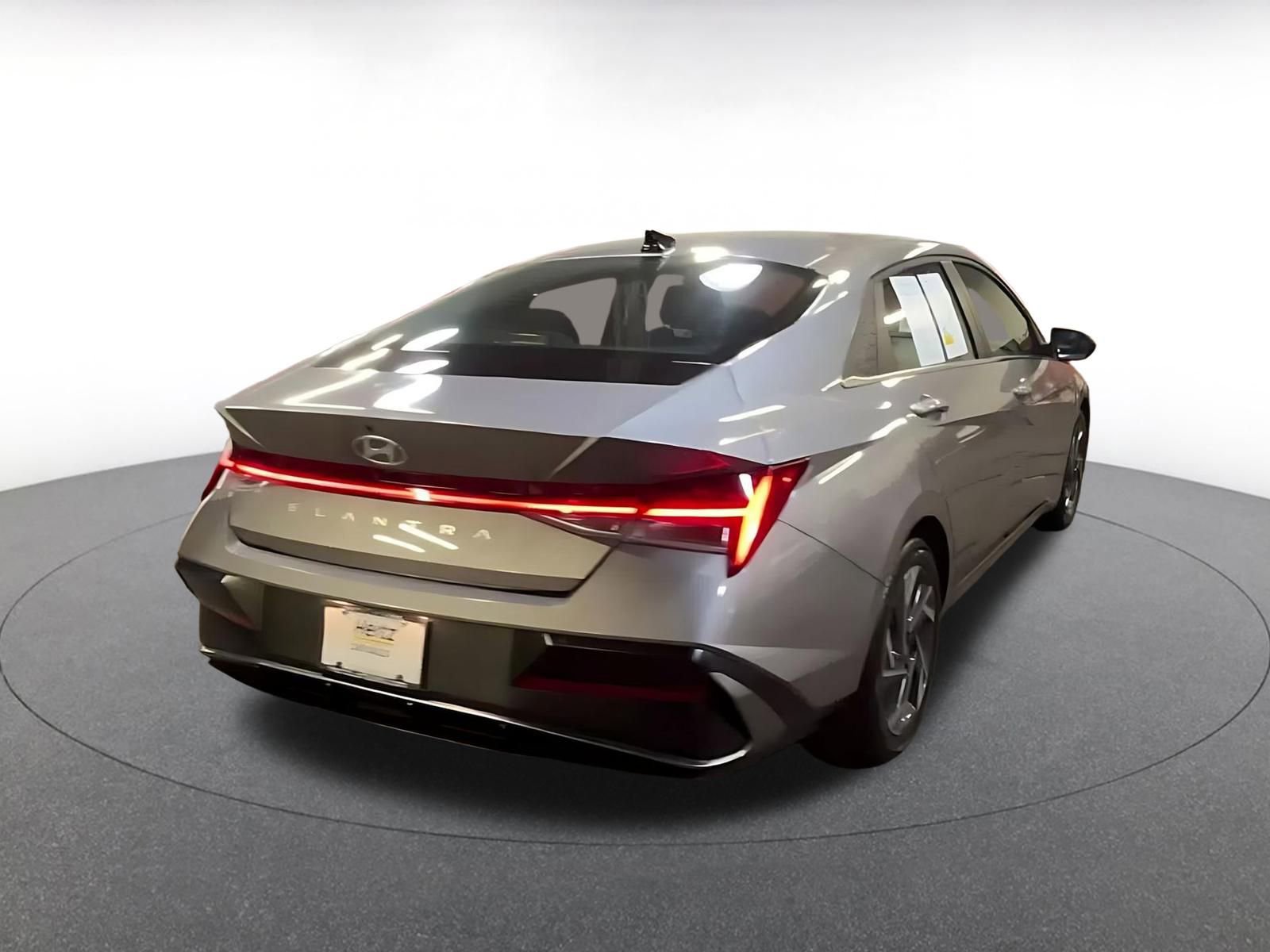 Used 2025 Hyundai Elantra SEL image 14