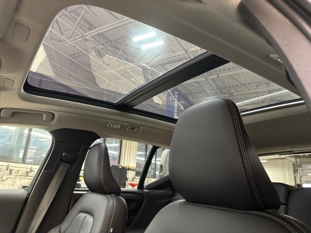 Used 2023 Volvo XC40 B4 Ultimate w/ Protection Package Premier image 22