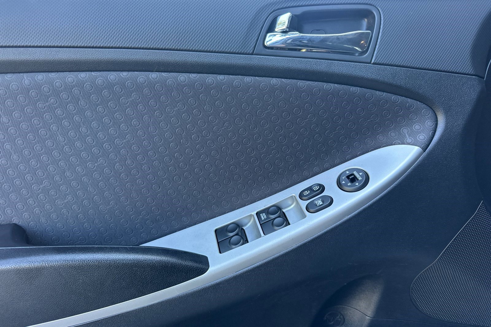 Used 2012 Hyundai Accent SE FWD image 12