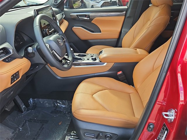 Used 2025 Toyota Highlander Platinum image 13