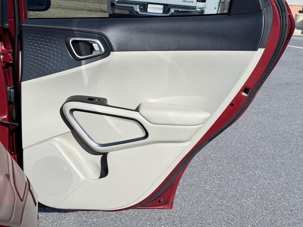 Used 2020 Kia Soul S FWD image 25