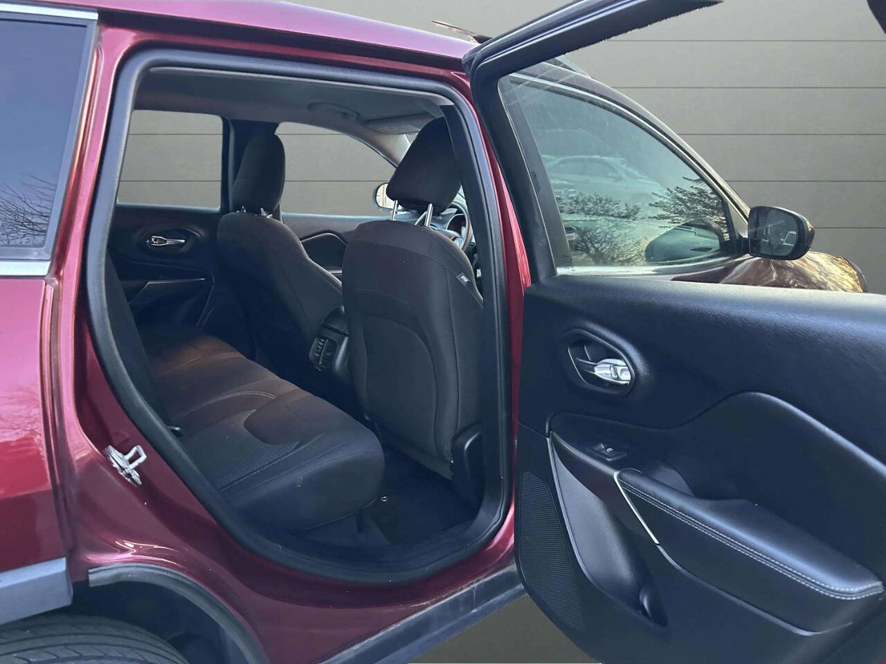 Used 2019 Jeep Cherokee Latitude w/ Popular Appearance Group FWD image 18