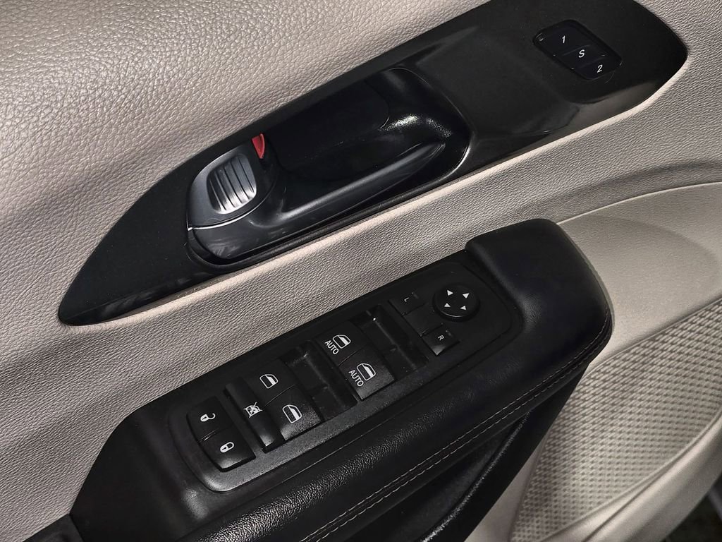 Used 2020 Chrysler Pacifica Touring-L FWD image 17