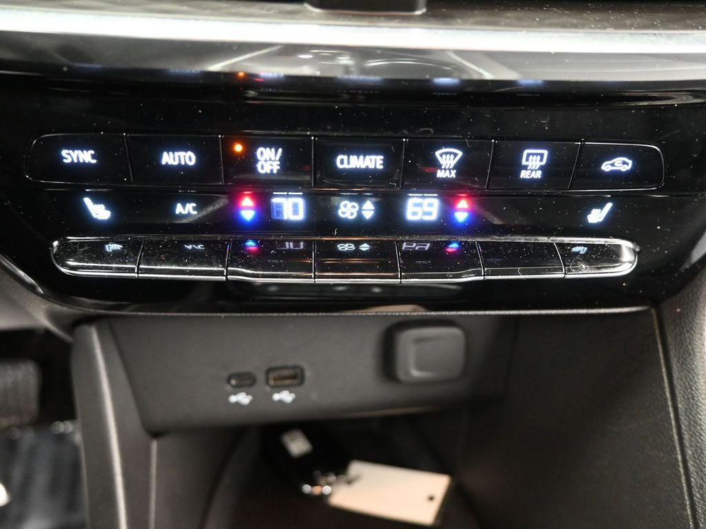 Used 2024 Buick Encore GX Avenir w/ Avenir Convenience Package FWD image 33