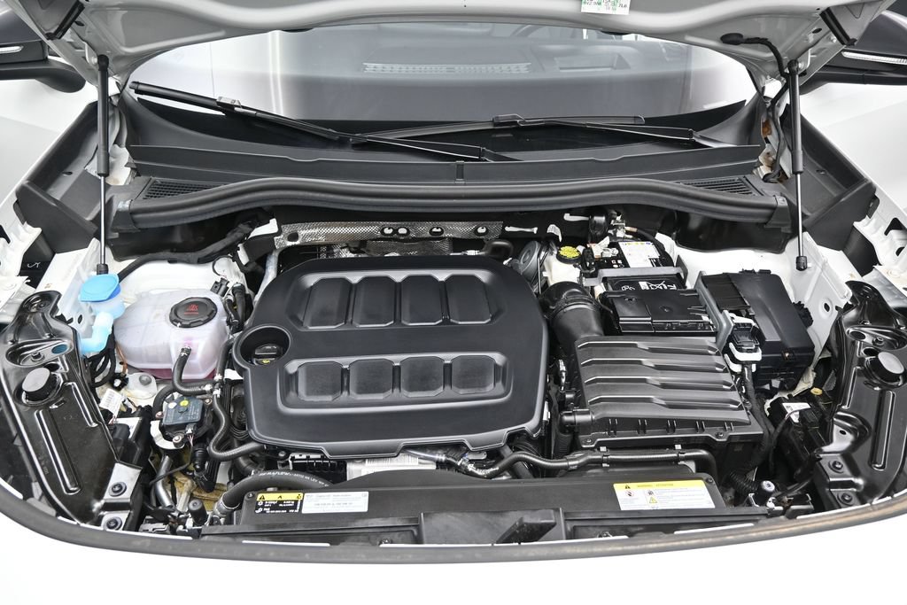 Used 2025 Volkswagen Tiguan SE R-Line AWD/4WD image 32