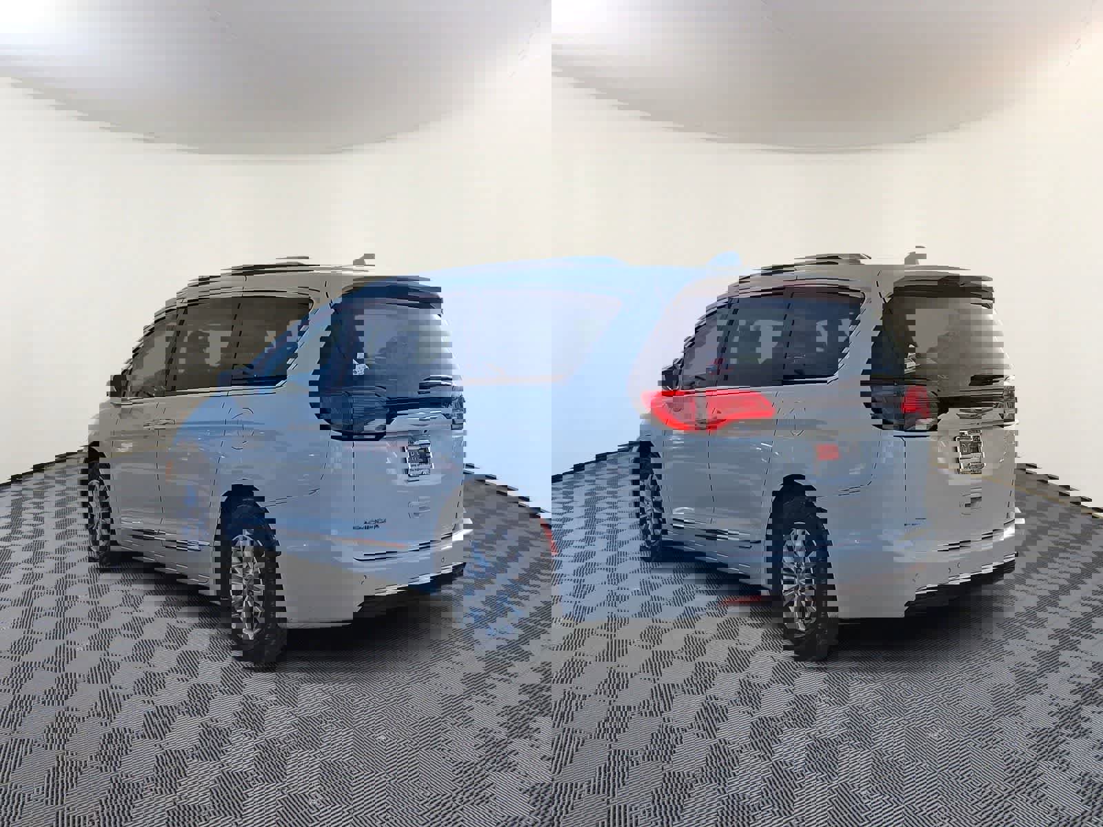 Used 2019 Chrysler Pacifica Touring-L image 7