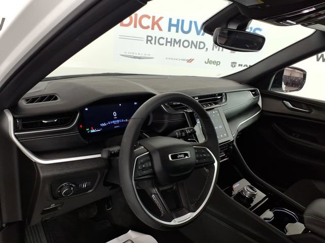 Used 2023 Jeep Grand Cherokee Altitude AWD/4WD image 13