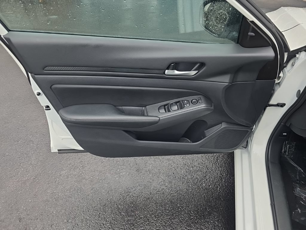 Used 2025 Nissan Altima 2.5 SV FWD image 10