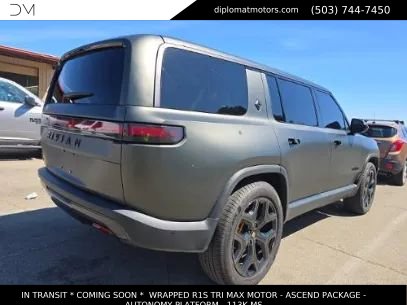 Used 2025 Rivian R1S Premium image 4