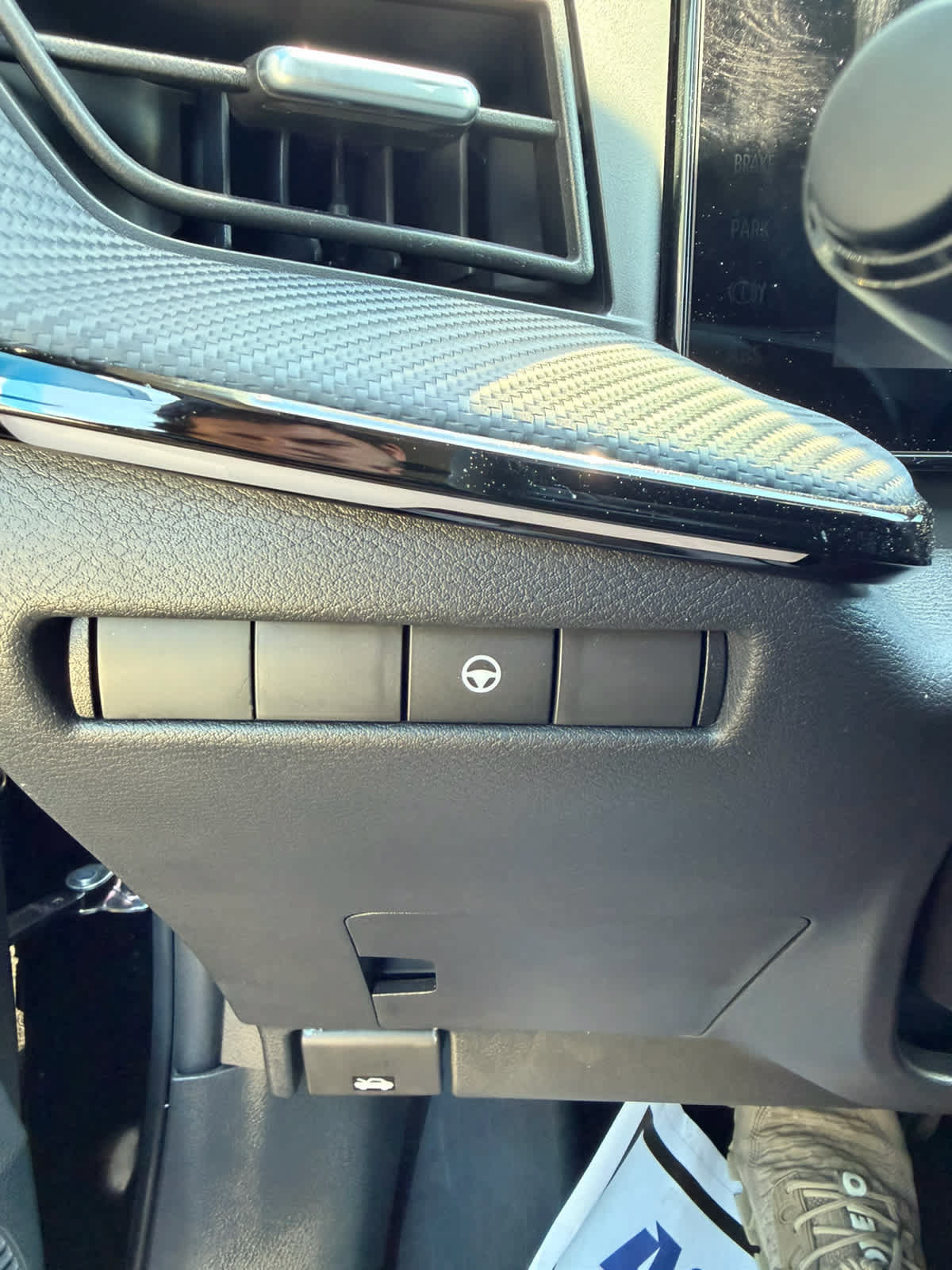 Used 2025 Nissan Kicks SR AWD/4WD image 13