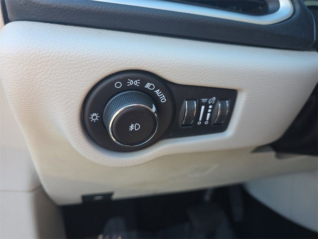 Used 2018 Chrysler Pacifica Touring Plus image 32