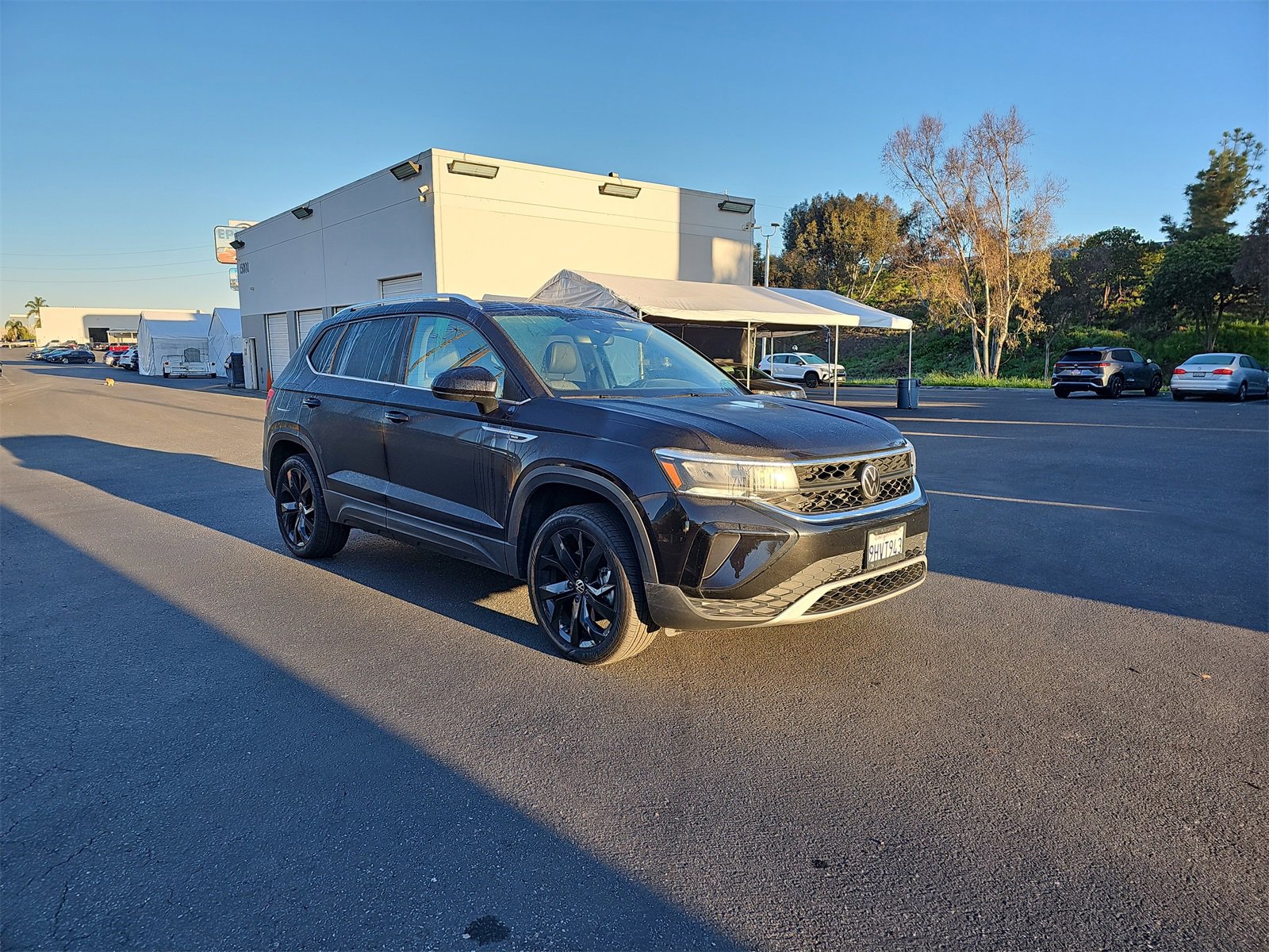Used 2023 Volkswagen Taos SE w/ Panoramic Sunroof Package image 3