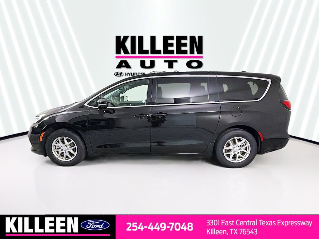 Used 2025 Chrysler Pacifica Select FWD image 4