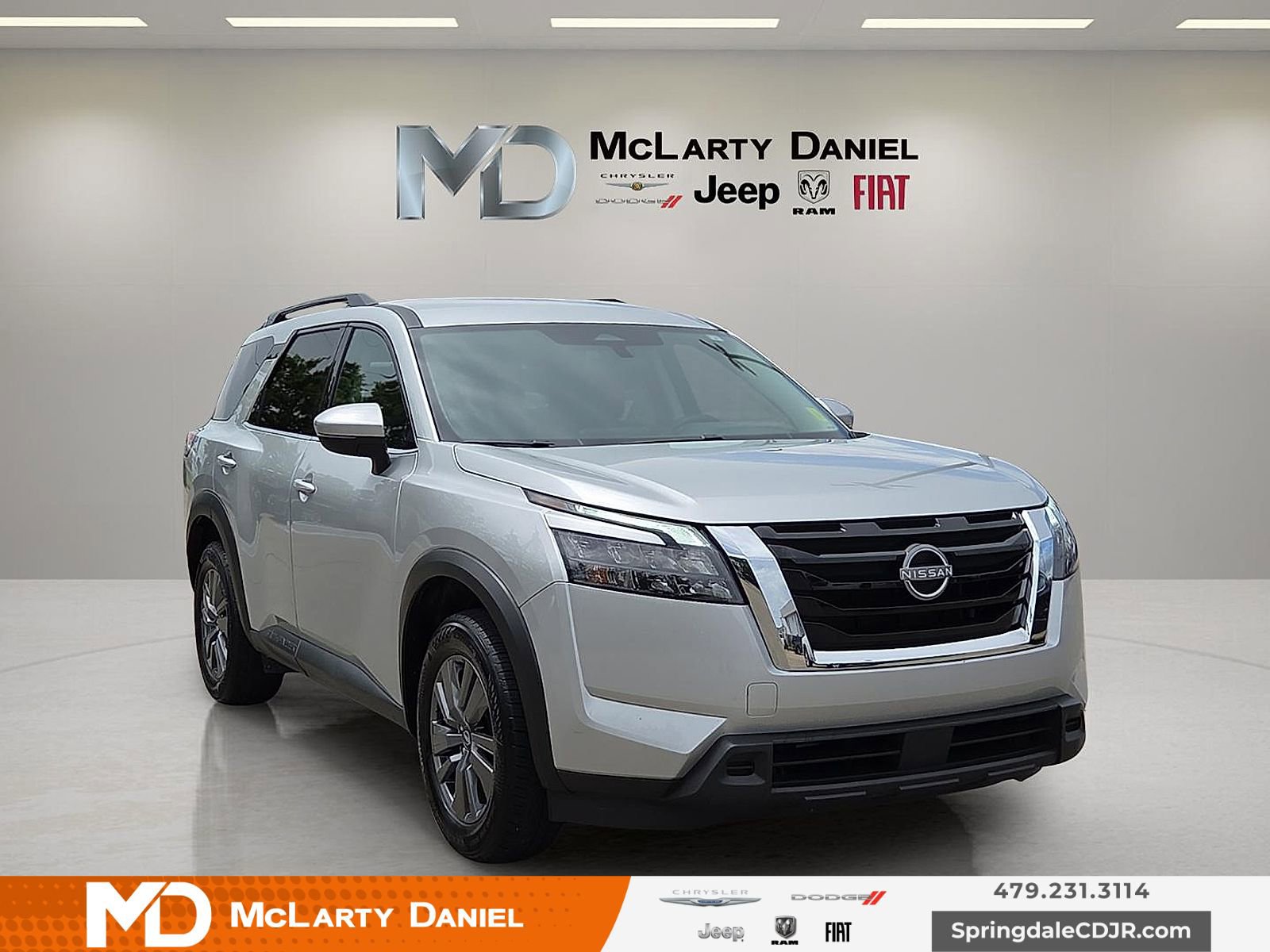 Used 2025 Nissan Pathfinder SV FWD image 1