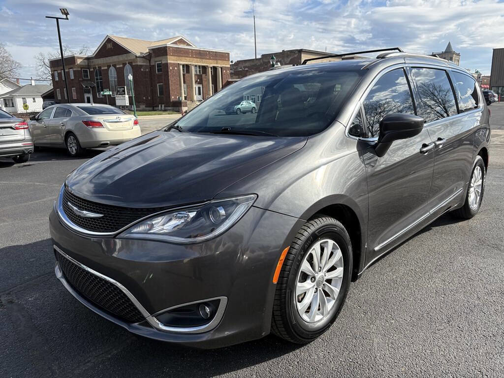 Used 2017 Chrysler Pacifica Touring-L image 1