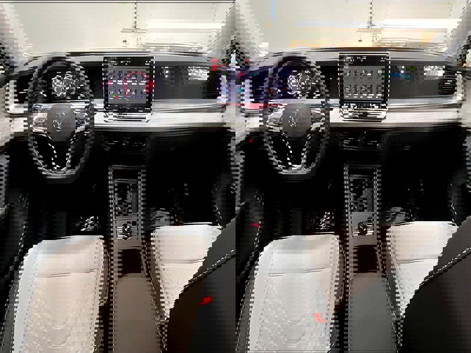 Certified 2025 Volkswagen Tiguan SE FWD image 17