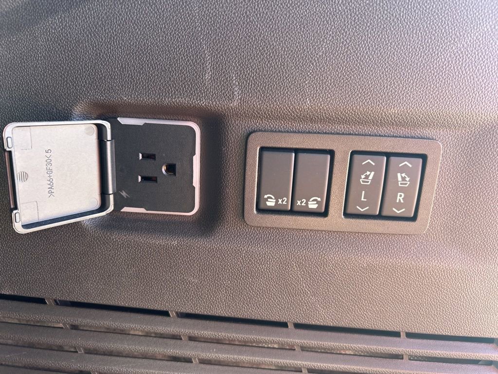 Used 2024 GMC Yukon XL Denali w/ Advanced Technology Package image 14