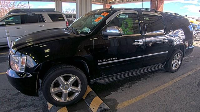 Used 2014 Chevrolet Suburban LTZ image 3