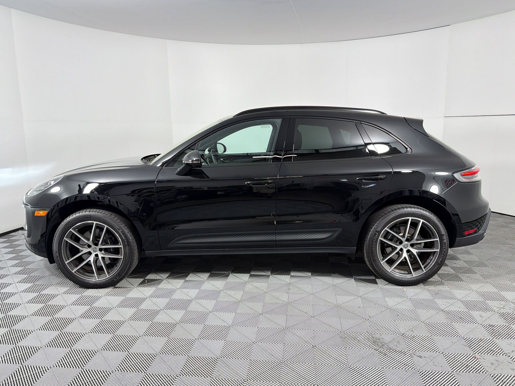 Certified 2026 Porsche Macan AWD/4WD image 2